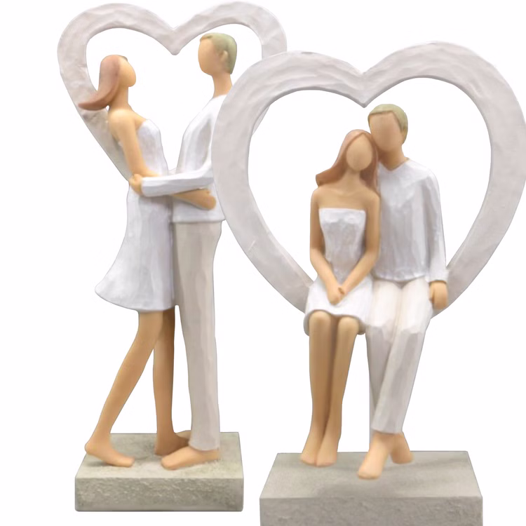 Brautpaar Figur Stehend Liebe Weiß mit Herz Tischdeko Hochzeits-Deko Tisch-Deko Deko-Ideen Geschenkidee Braut & Bräutigam Zwei Figuren: ein Paar im Herzrahmen stehend und ein Paar sitzend, nebeneinander aufgestellt.