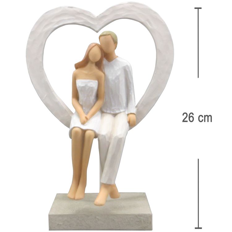 Brautpaar Figur Sitzend Liebe Weiß mit Herz Tischdeko Hochzeits-Deko Figur eines Brautpaars im weißen Herzrahmen, sitzend auf einem Sockel.