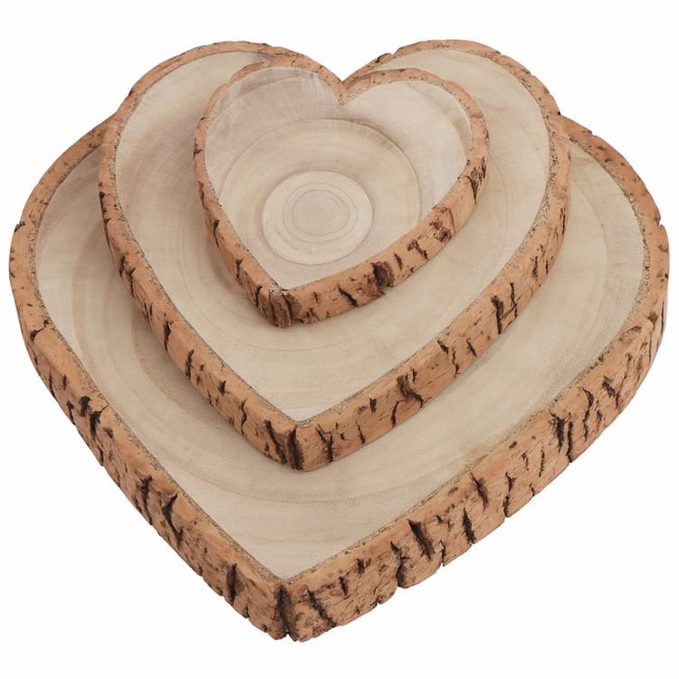 Baumscheibe Herzform Rustikales Holzherz 23 cm Tischdeko Hochzeit Geburtstag Vintage Dekoration Geburtstag Hochzeit Jubiläum Muttertag Deko-Ideen 3 Holz-Herzen in verschiedenen Größen übereinander gestapelt.