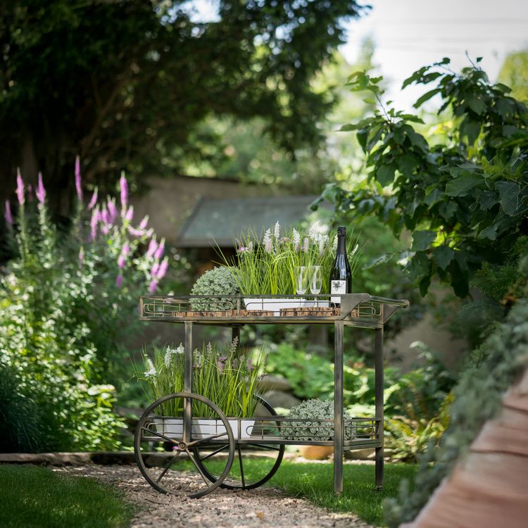 Vintage Servierwagen 94 x 54 x 77 cm Holz Metall 2 Ebenen mit Rädern Deko Vintage Servierwagen steht im Garten auf dem Rasen seitlich von Vorne