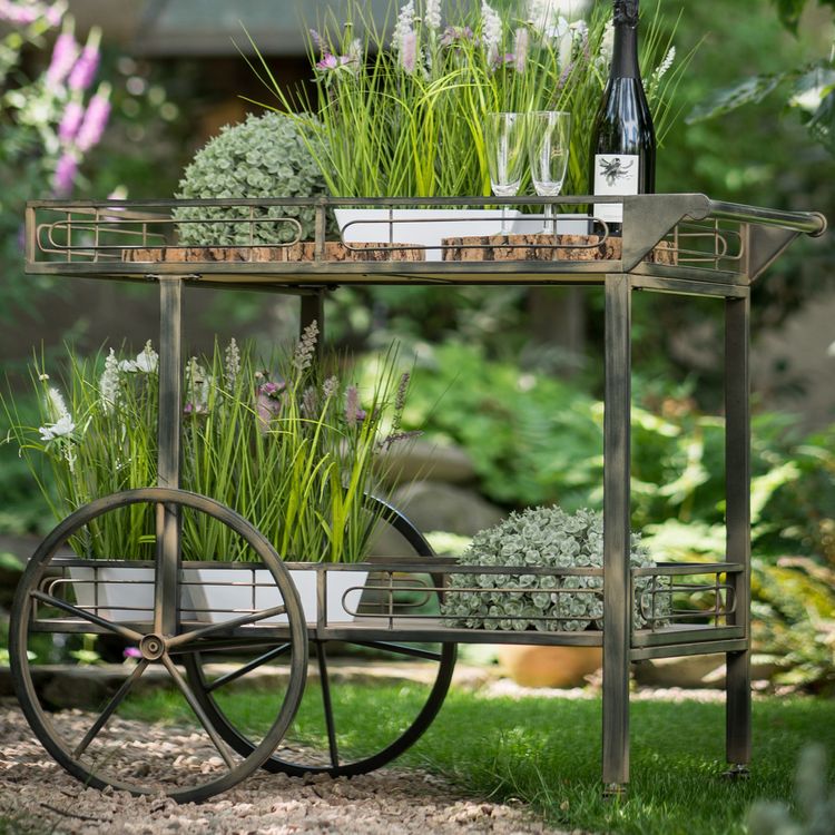 Vintage Servierwagen 94 x 54 x 77 cm Holz Metall 2 Ebenen mit Rädern Deko Vintage Servierwagen steht im Garten auf dem Rasen seitlich von Vorne