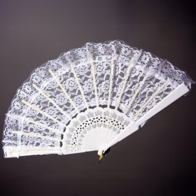 Eleganter weißer Spitzenfächer 23 cm im viktorianischen Stil für Damen Kostüm-Zubehör für Hochzeiten Cosplay Theater Fasching Karneval Mottoparty Party Accessoire Sommer-Fest Eleganter weißer Spitzenfächer im viktorianischen Stil aufgeklappt vor schwarzen Hintergrund von Vorne