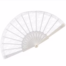 Eleganter weißer Spitzenfächer 23 cm im viktorianischen Stil für Damen Kostüm-Zubehör für Hochzeiten Cosplay Theater Fasching Karneval Mottoparty Party Accessoire Sommer-Fest Eleganter weißer Spitzenfächer im viktorianischen Stil aufgeklappt vor schwarzen Hintergrund von Vorne