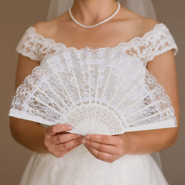 Eleganter weißer Spitzenfächer 23 cm im viktorianischen Stil für Damen Kostüm-Zubehör für Hochzeiten Cosplay Theater Fasching Karneval Mottoparty Party Accessoire Sommer-Fest Eleganter weißer Spitzenfächer aufgeklappt in den Händen einer Braut von Vorne