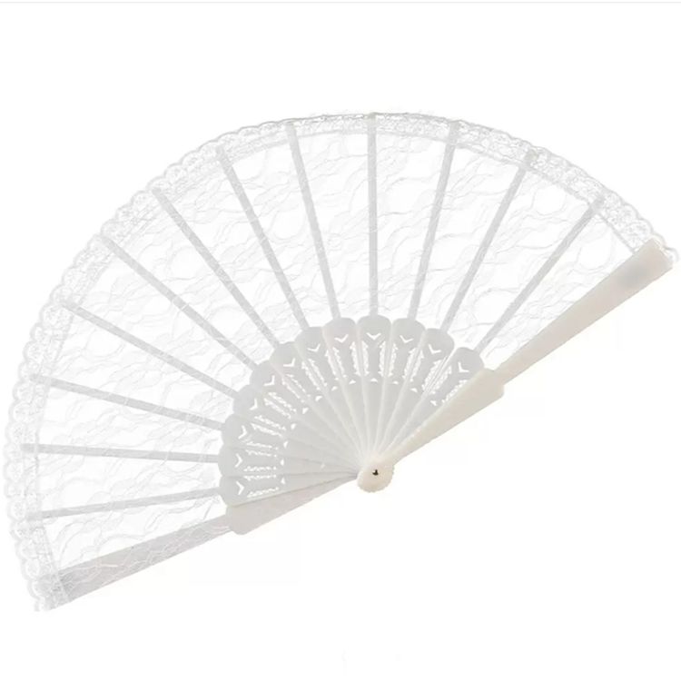 Eleganter weißer Spitzenfächer  im viktorianischen Stil aufgeklappt vor schwarzen Hintergrund von Vorne