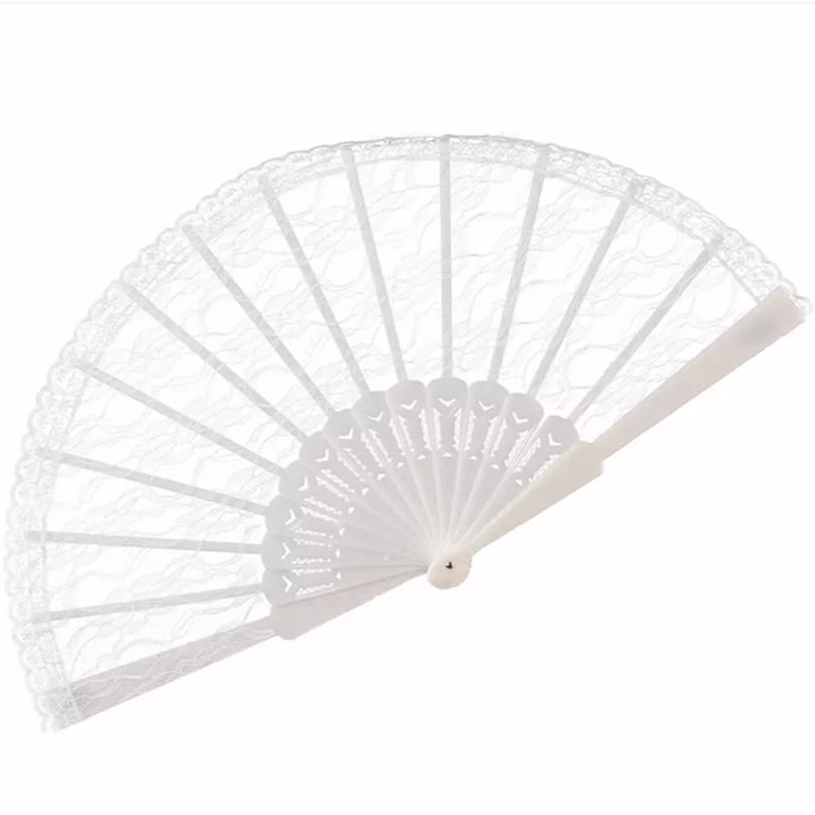 Eleganter weißer Spitzenfächer 23 cm im viktorianischen Stil für Damen Kostüm-Zubehör für Hochzeiten Cosplay Theater Fasching Karneval Mottoparty Party Accessoire Sommer-Fest Eleganter weißer Spitzenfächer im viktorianischen Stil aufgeklappt vor schwarzen Hintergrund von Vorne