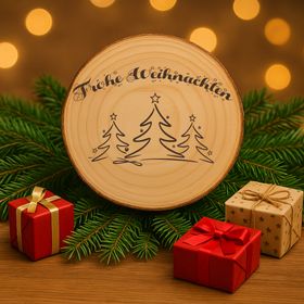 Große Baumscheibe mit Gravur, eingebettet in ein festliches Arrangement aus Tannenzweigen, goldenen Kugeln, Teelichtern und Kunstschnee, im Hintergrund warm leuchtende Bokeh-Lichter.