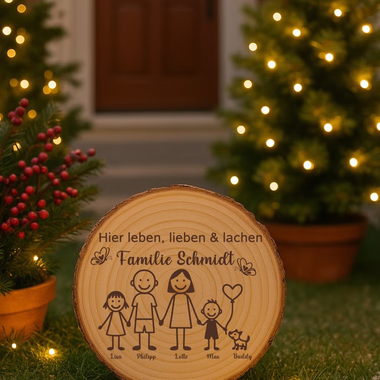 Baumscheibe 30 cm Familie Individuelles Willkommensschild mit Kindern & Hund Zuhause Deko & Geschenk Eingangsbereich Geschenk für Familie und Freunde Einzug Herzlich Willkommen Holzscheibe personalisiert Holzscheibe mit Familiengravur steht im Vorgarten zwischen dekorierten, beleuchteten Tannenbäumen und weihnachtlicher Outdoor-Deko.