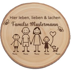 Die gravierte Baumscheibe steht auf einer Steintreppe, umgeben von Blumentöpfen, und dient als einladendes Willkommensschild vor der Haustür.