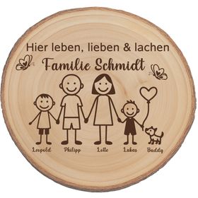 Die gravierte Baumscheibe steht auf einer Steintreppe, umgeben von Blumentöpfen, und dient als einladendes Willkommensschild vor der Haustür.