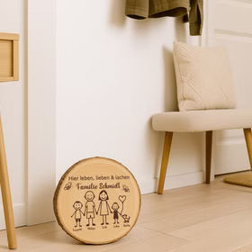 Baumscheibe 30 cm Familie Willkommensschild personalisiert mit zwei Jungen & Hund Zuhause Deko & Geschenk Eingangsbereich Geschenk für Familie und Freunde Einzug Herzlich Willkommen Holzscheibe personalisiert Die personalisierte Familien-Baumscheibe lehnt dekorativ an der Wand eines modernen Eingangsbereichs mit Holzbank und hellen Accessoires.