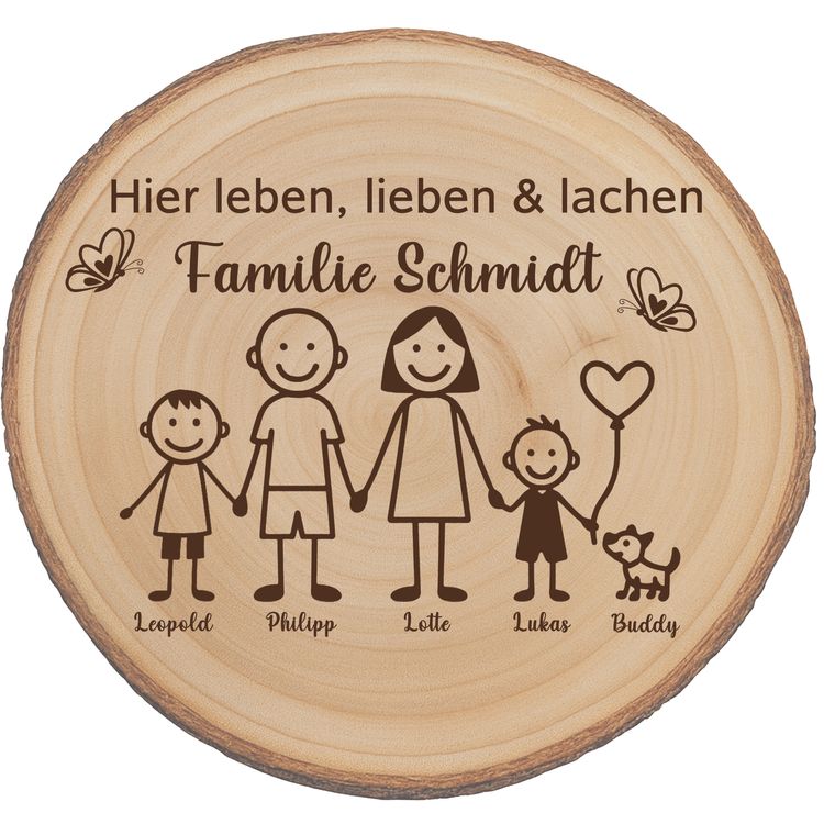 Die gravierte Baumscheibe steht auf einer Steintreppe, umgeben von Blumentöpfen, und dient als einladendes Willkommensschild vor der Haustür.