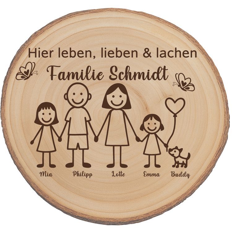 Baumscheibe 30 cm Familie Willkommensschild personalisiert mit Mädchen & Hund Die gravierte Baumscheibe steht auf einer Steintreppe, umgeben von Blumentöpfen, und dient als einladendes Willkommensschild vor der Haustür.