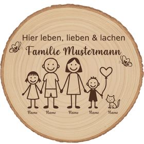 Personalisierte Holzscheibe als Deko-Element in einem modernen Wohnraum neben einer Backsteinwand und einer Zimmerpflanze.