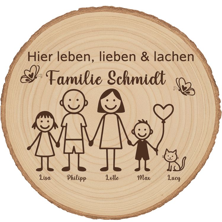 Baumscheibe 30 cm Familie Willkommensschild personalisiert mit Kindern & Katze Personalisierte Holzscheibe als Deko-Element in einem modernen Wohnraum neben einer Backsteinwand und einer Zimmerpflanze.