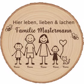 Baumscheibe 30 cm Familie Willkommensschild personalisiert mit zwei Jungen & Katze Zuhause Deko & Geschenk Eingangsbereich Geschenk für Familie und Freunde Einzug Herzlich Willkommen Holzscheibe personalisiert Runde Baumscheibe aus Naturholz mit Rinde, graviertem Schriftzug ‚Hier leben, lieben & lachen‘ und einer stilisierten Familienillustration mit zwei Elternteilen, zwei Jungen, Herzballon und einer Katze. Mit Platzhalter für individuelle Namen.