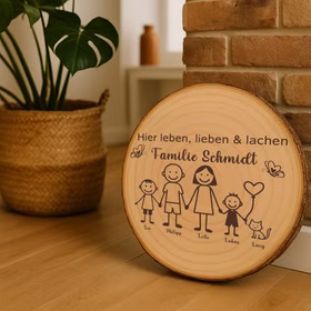 Baumscheibe 30 cm Familie Willkommensschild personalisiert mit zwei Jungen & Katze Zuhause Deko & Geschenk Eingangsbereich Geschenk für Familie und Freunde Einzug Herzlich Willkommen Holzscheibe personalisiert Personalisierte Holzscheibe mit Familienmotiv lehnt an einer Backsteinwand neben einer grünen Zimmerpflanze in einem natürlichen Wohnraumambiente.