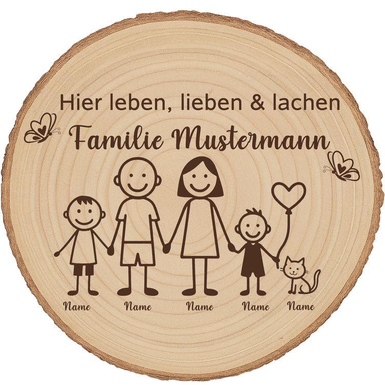 Baumscheibe 30 cm Familie Willkommensschild personalisiert mit Jungen & Katze Personalisierte Holzscheibe mit Familienmotiv lehnt an einer Backsteinwand neben einer grünen Zimmerpflanze in einem natürlichen Wohnraumambiente.