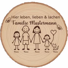 Baumscheibe 30 cm Familie Willkommensschild personalisiert mit Mädchen & Katze Zuhause Deko & Geschenk Eingangsbereich Geschenk für Familie und Freunde Einzug Herzlich Willkommen Holzscheibe personalisiert Abgebildet ist eine runde Baumscheibe aus Paulownia-Holz mit dem gravierten Schriftzug „Hier leben, lieben & lachen – Familie Mustermann“ und einer Illustration aus Eltern, zwei Mädchen und einer kleinen Katze.