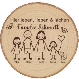 Personalisierte Holzscheibe mit Familienmotiv lehnt an einer Backsteinwand neben einer grünen Zimmerpflanze in einem natürlichen Wohnraumambiente.