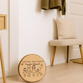 Baumscheibe 30 cm Familie Willkommensschild personalisiert mit Mädchen & Katze Zuhause Deko & Geschenk Eingangsbereich Geschenk für Familie und Freunde Einzug Herzlich Willkommen Holzscheibe personalisiert Die personalisierte Familien-Baumscheibe lehnt dekorativ an der Wand eines modernen Eingangsbereichs mit Holzbank und hellen Accessoires.