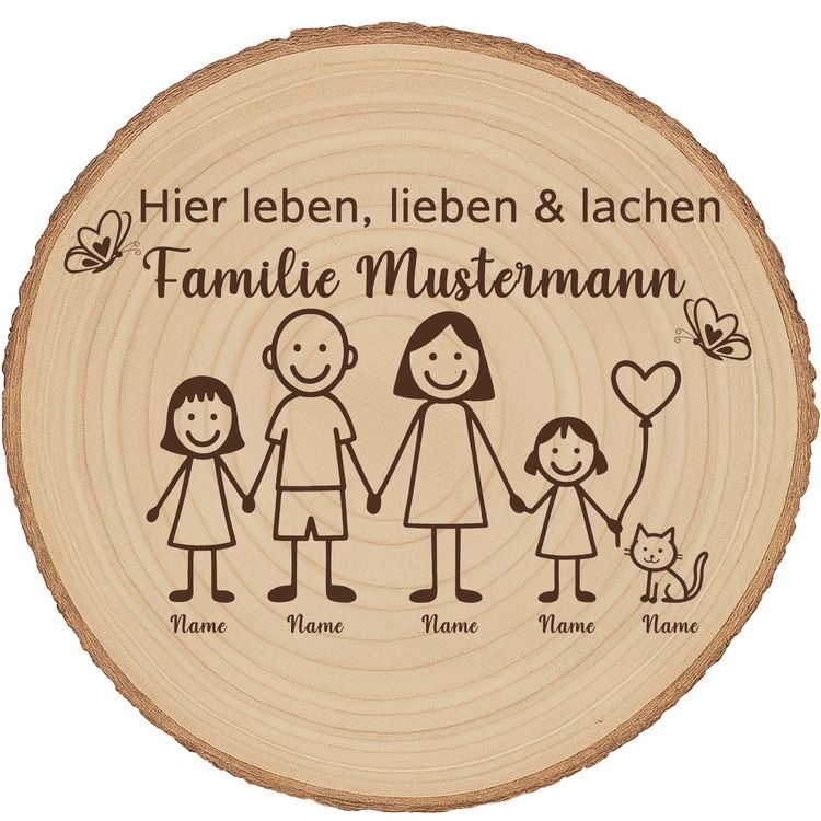 Baumscheibe 30 cm Familie Willkommensschild personalisiert mit Mädchen & Katze Personalisierte Holzscheibe mit Familienmotiv lehnt an einer Backsteinwand neben einer grünen Zimmerpflanze in einem natürlichen Wohnraumambiente.