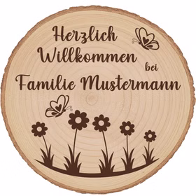Baumscheibe 30 cm Willkommen personalisiert Willkommensschild mit Blumenmotiv Zuhause Deko & Geschenk Eingangsbereich Geschenk für Familie und Freunde Einzug Herzlich Willkommen Holzscheibe personalisiert Runde Baumscheibe mit natürlicher Rinde und Gravur „Herzlich Willkommen bei Familie Mustermann“, dekorative Blumen und Schmetterlinge, Naturholz mit sichtbarer Maserung.