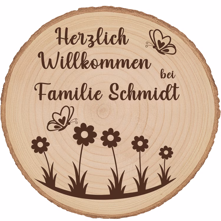 Baumscheibe 30 cm Willkommen personalisiert Willkommensschild mit Blumenmotiv Zuhause Deko & Geschenk Eingangsbereich Geschenk für Familie und Freunde Einzug Herzlich Willkommen Holzscheibe personalisiert Personalisierte Baumscheibe aus Paulownia-Holz mit Gravur „Herzlich Willkommen bei Familie Schmidt“, Blumen- und Schmetterlingsmotiv auf hellem Holz, freigestellt vor weißem Hintergrund.