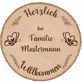 Baumscheibe 30 cm Willkommen personalisiert Motiv mit Schmetterlingen Zuhause Deko & Geschenk Eingangsbereich Geschenk für Familie und Freunde Einzug Herzlich Willkommen Holzscheibe personalisiert Personalisierte Baumscheibe aus Paulownia-Holz mit Gravur „Herzlich Willkommen bei Familie Mustermann“, Schmetterlings- und Rankenmotiv, Durchmesser 30 cm freigestellt auf weißem Hintergrund.