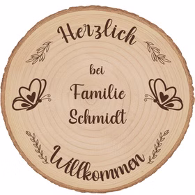 Baumscheibe 30 cm Willkommen personalisiert Motiv mit Schmetterlingen Zuhause Deko & Geschenk Eingangsbereich Geschenk für Familie und Freunde Einzug Herzlich Willkommen Holzscheibe personalisiert Nahaufnahme der Holzmaserung auf einer gravierten Baumscheibe mit Schmetterlingsmotiv und Familiennamen