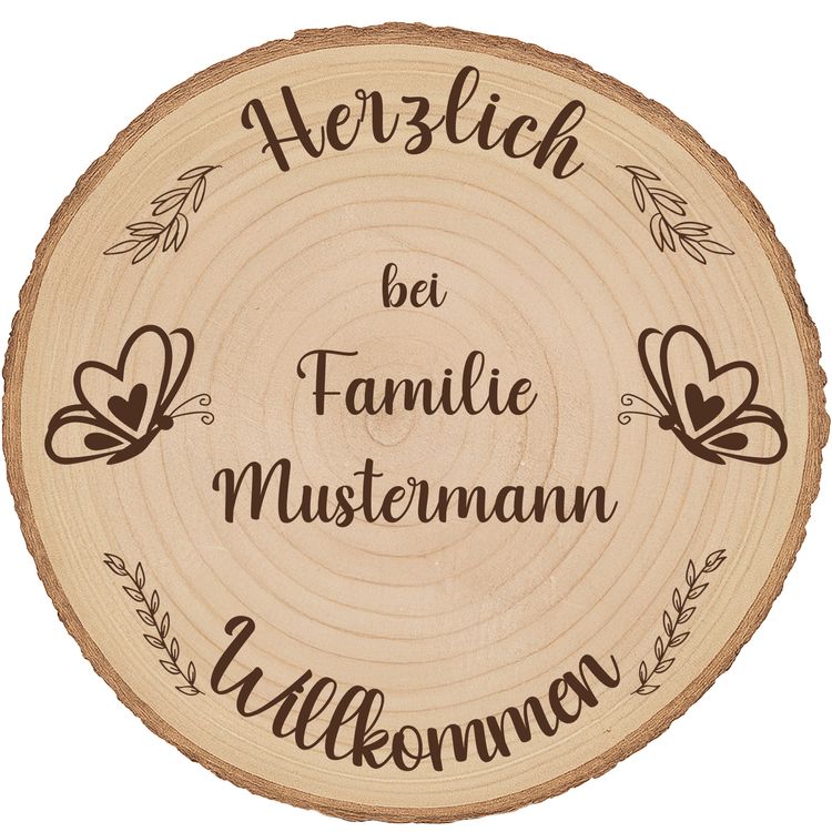 Baumscheibe 30 cm Willkommen personalisiert Motiv mit Schmetterlingen Personalisierte Baumscheibe als Willkommensschild im sommerlichen Blumenbeet vor einem Hauseingang, mit Gravur und Schmetterlingsmotiv.