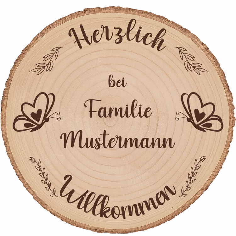 Baumscheibe 30 cm Willkommen personalisiert Motiv mit Schmetterlingen Zuhause Deko & Geschenk Eingangsbereich Geschenk für Familie und Freunde Einzug Herzlich Willkommen Holzscheibe personalisiert Personalisierte Baumscheibe aus Paulownia-Holz mit Gravur „Herzlich Willkommen bei Familie Mustermann“, Schmetterlings- und Rankenmotiv, Durchmesser 30 cm freigestellt auf weißem Hintergrund.