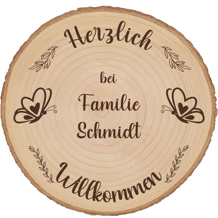 Baumscheibe 30 cm Willkommen personalisiert Motiv mit Schmetterlingen Personalisierte Baumscheibe als Willkommensschild im sommerlichen Blumenbeet vor einem Hauseingang, mit Gravur und Schmetterlingsmotiv.
