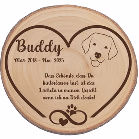 Gedenk-Baumscheibe für Hund mit Gravur „Buddy Mär. 2013 – Nov. 2025“ und Herzrahmen.