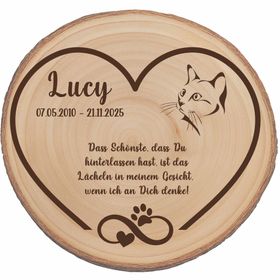 Katzengedenktafel aus Holz im Wohnzimmer mit Kerzen und gerahmtem Foto der Katze.