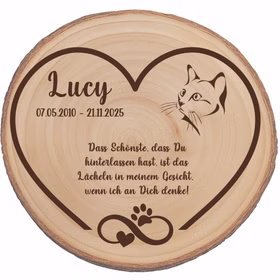Gedenk-Baumscheibe für Katze mit Gravur „Lucy 07.05.2010 – 21.11.2025“ und Katzenmotiv.