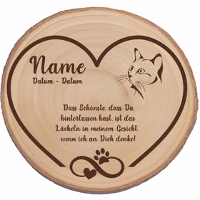 Runde Baumscheibe mit Herzrahmen und Katzenmotiv, Platzhalter für Name und Datum.