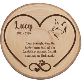 Katzengedenktafel aus Holz im Wohnzimmer mit Kerzen und gerahmtem Foto der Katze.