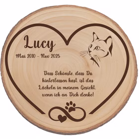 Personalisierte Baumscheibe für Katze mit Gravur „Lucy Mai 2010 – Nov 2025“.