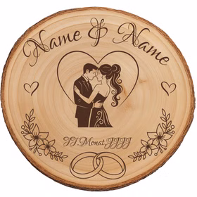Personalisierte Baumscheibe aus Holz mit Brautpaar-Motiv und Gravur, freigestellt auf weißem Hintergrund.