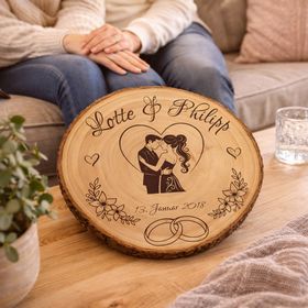 Personalisierte Holz-Baumscheibe als Hochzeitsgeschenk, dekoriert mit Kerzen, Rosen und Spitze auf einer festlichen Tischdekoration.