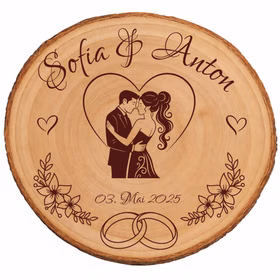 Runde Baumscheibe aus Naturholz mit graviertem Brautpaar-Motiv, Herz, den Namen "Sofia & Anton" und Hochzeitsdatum 03. Mai 2025 vor weißem Hintergrund.