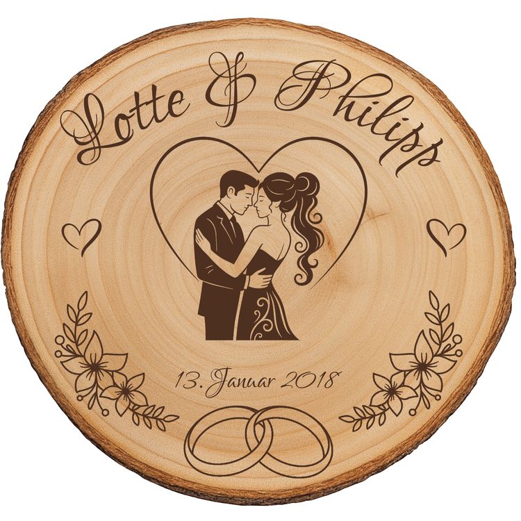 Personalisierte Holz-Baumscheibe als Hochzeitsgeschenk, dekoriert mit Kerzen, Rosen und Spitze auf einer festlichen Tischdekoration.