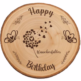 Runde Baumscheibe aus naturbelassenem Holz mit Rinde, graviertem Schriftzug „Happy Birthday“ und Wunscherfüller-Motiv mit Pusteblume und Herzen, freigestellt auf weißem Hintergrund.