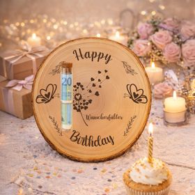 Dekorative Baumscheibe mit Geburtstagsgravur und Wunscherfüller, kombiniert mit einem Reagenzglas für Geldgeschenke, umgeben von Kerzen, Geschenken und einem Geburtstags-Cupcake.