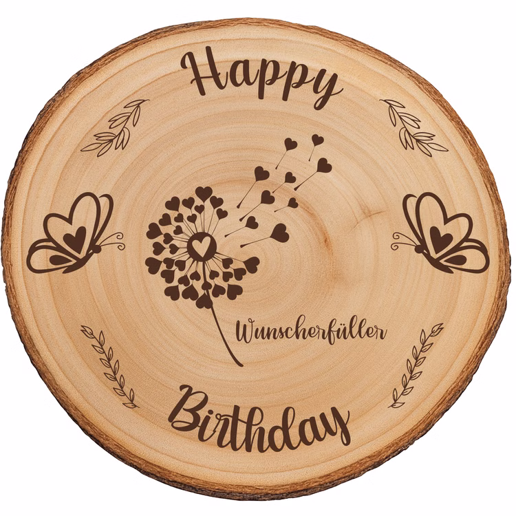 Baumscheibe 30 cm Happy Birthday Wunscherfüller Geldgeschenk Individuelles Geschenk DIY-Geschenkidee Geburtstag Holzscheibe Bastelbedarf Basteln Runde Baumscheibe aus naturbelassenem Holz mit Rinde, graviertem Schriftzug „Happy Birthday“ und Wunscherfüller-Motiv mit Pusteblume und Herzen, freigestellt auf weißem Hintergrund.