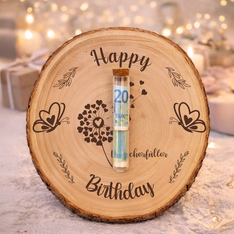 Baumscheibe 30 cm Happy Birthday Wunscherfüller Geldgeschenk Individuelles Geschenk DIY-Geschenkidee Geburtstag Holzscheibe Bastelbedarf Basteln Baumscheibe mit „Happy Birthday“-Gravur und Wunscherfüller-Motiv, dekoriert mit einem mittig befestigten Reagenzglas mit Geldschein, stimmungsvoll arrangiert in festlicher Geburtstagsdekoration mit Kerzen und Geschenken.