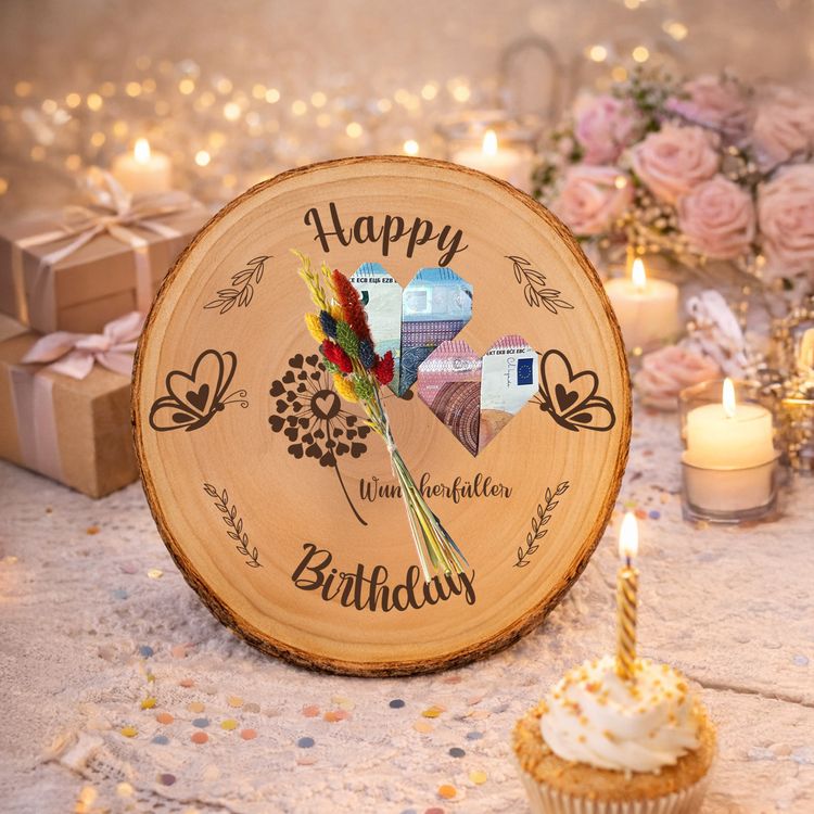 Baumscheibe 30 cm Happy Birthday Wunscherfüller Geldgeschenk Dekorative Baumscheibe mit Geburtstagsgravur und Wunscherfüller, kombiniert mit einem Reagenzglas für Geldgeschenke, umgeben von Kerzen, Geschenken und einem Geburtstags-Cupcake.