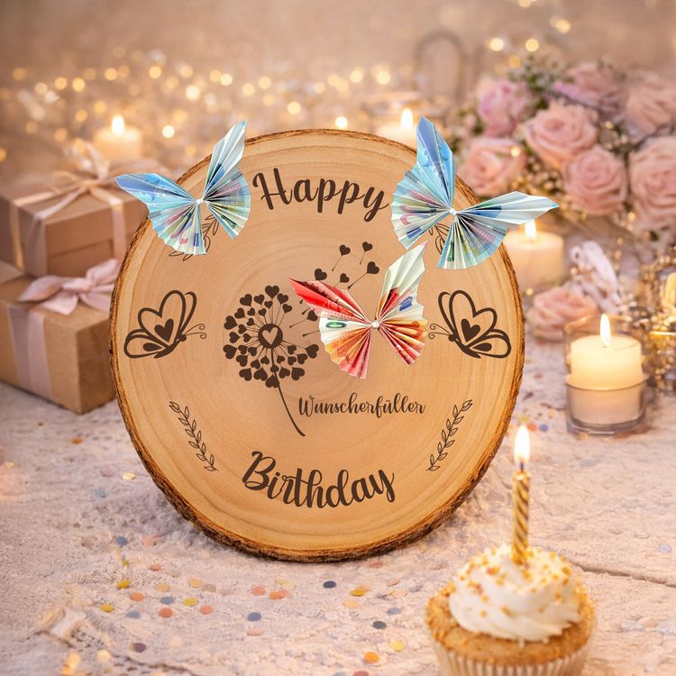 Baumscheibe 30 cm Happy Birthday Wunscherfüller Geldgeschenk Dekorative Baumscheibe mit Geburtstagsgravur und Wunscherfüller, kombiniert mit einem Reagenzglas für Geldgeschenke, umgeben von Kerzen, Geschenken und einem Geburtstags-Cupcake.