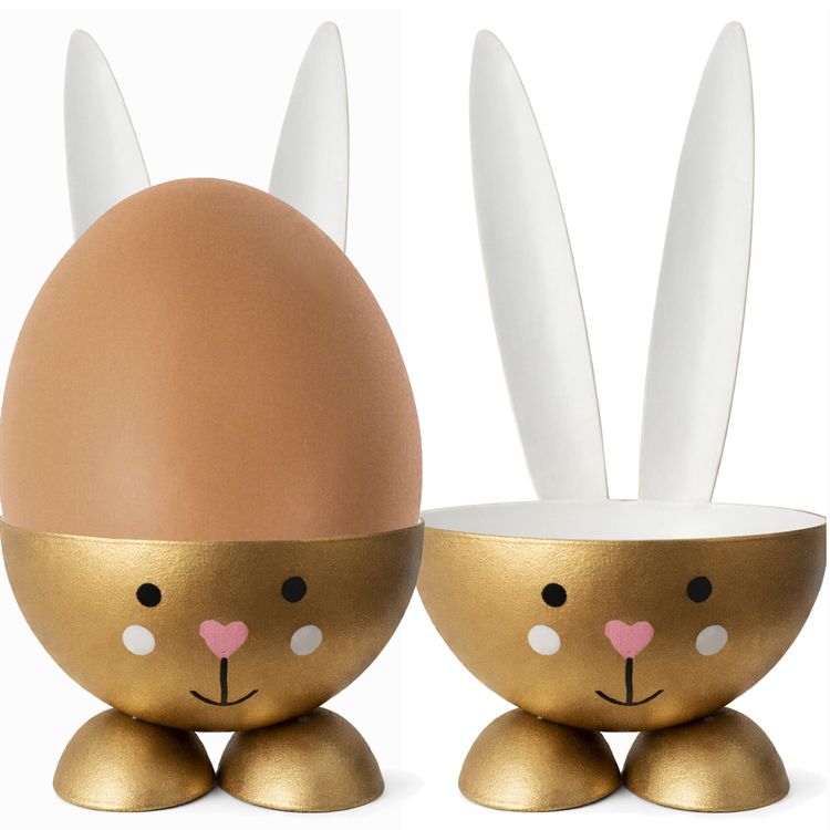 2 Eierbecher Hase Gold aus Metall Osterhase 10 cm gedeckter Tisch Ostern Zwei goldfarbene Eierbecher im Osterhasen-Design aus Metall nebeneinander stehend mit weißer Innenseite, Hasenohren und liebevoll gestaltetem Gesicht.